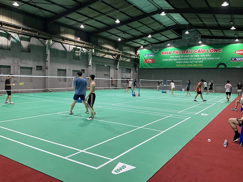 Trần sân cầu lông 41 Phương Liệt thiết kế tương đối cao với khoảng cách 12 mét