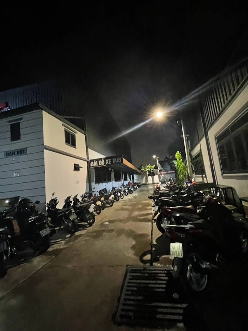 Bãi đỗ xe sân cầu lông ô tô Văn Hiền rộng rãi dành cho ô tô, xe máy