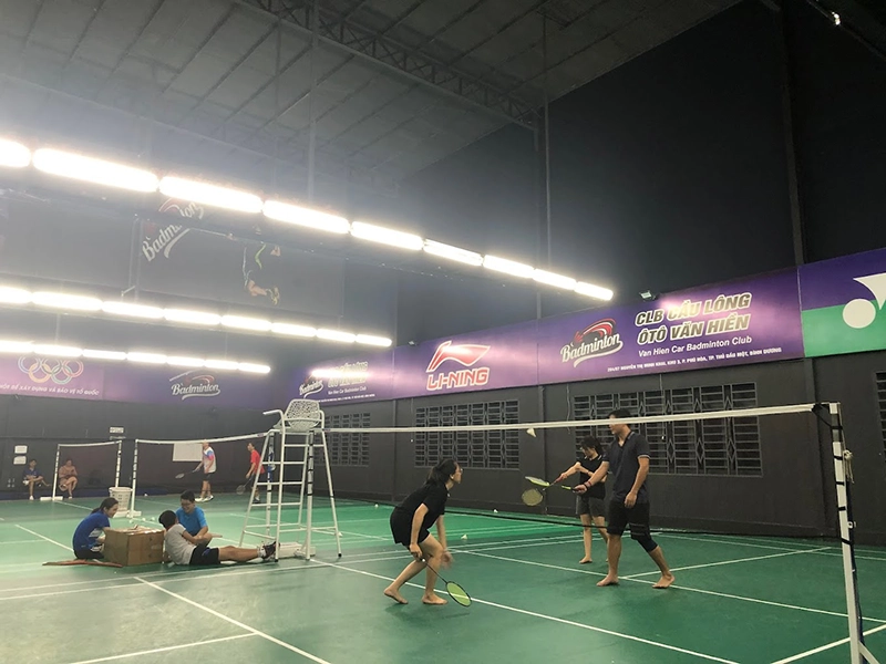 sân cầu lông ô tô Văn Hiền