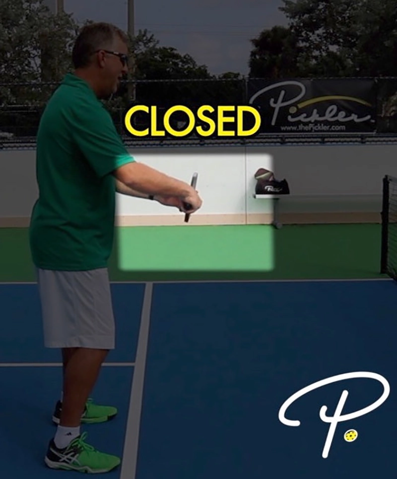 Giữ bóng pickleball mở mức thấp