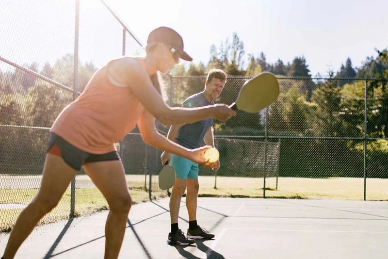 Chiến thuật pickleball giao bóng sâu