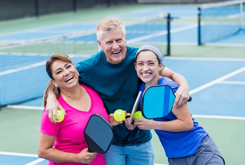 Pickleball phù hợp với nhiều đối tượng người chơi, từ trẻ nhỏ, người lớn đến người trung niên và cao tuổi.