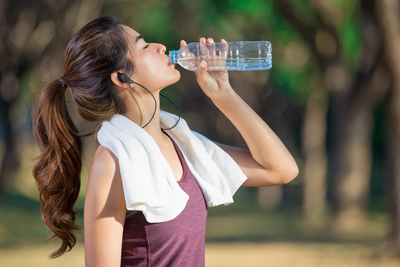 Uống đủ nước trước, trong và sau khi chơi để tránh mất nước