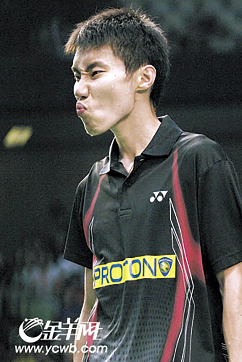 Biểu cảm hài hước của Lee Chong Wei trên sân